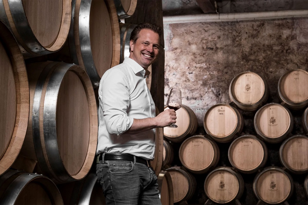 Weinprobe, Weinlager, Weinfass, Holzfässer, Weinglas