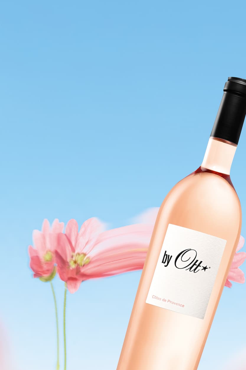 rosé Wein, Weinflasche, rosa Wein, Etikett sichtbar, Blumen Hintergrund