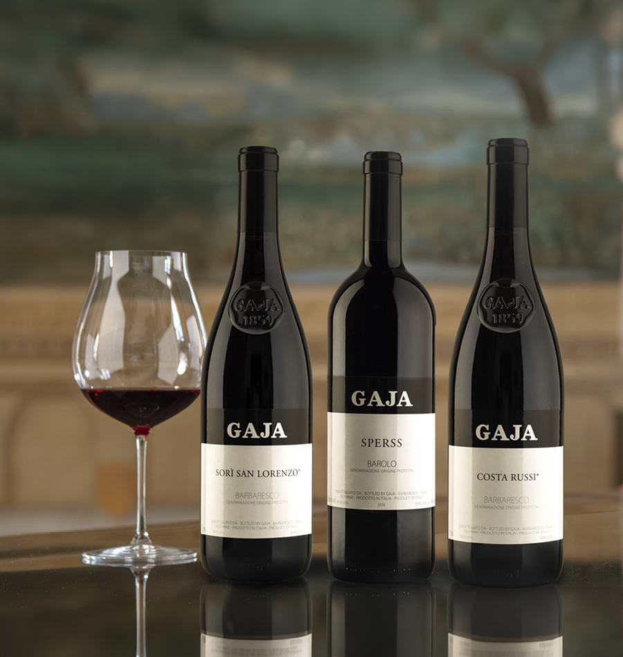Rotwein, Weinflaschen, Rotweinglas, dunkles Glas, weiße Etiketten