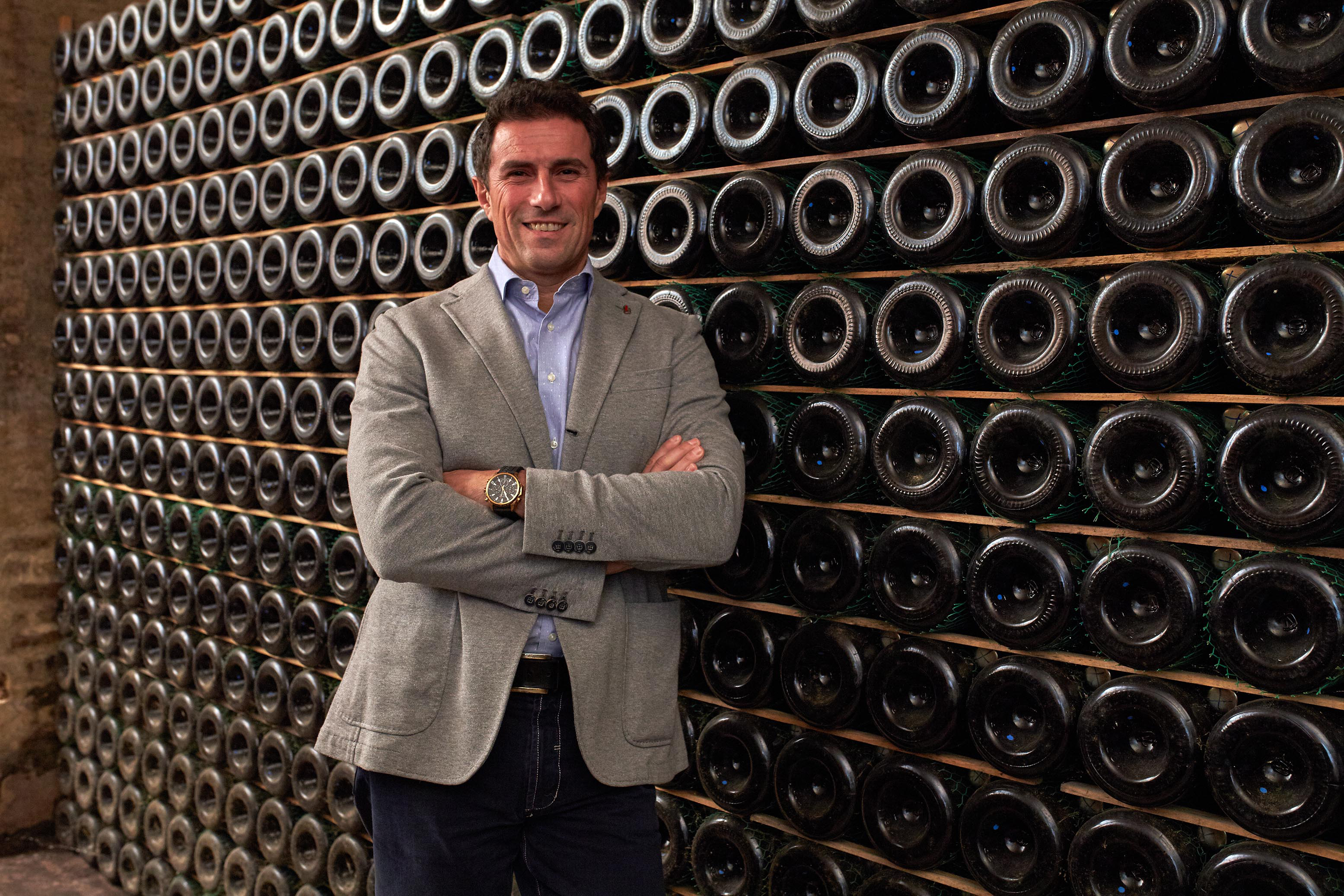 Schnaps, Armbanduhr, Erwachsener, Mann, Person, Weingut, Weinflaschen, Weinregal, Anthrazit Blazer, Manager