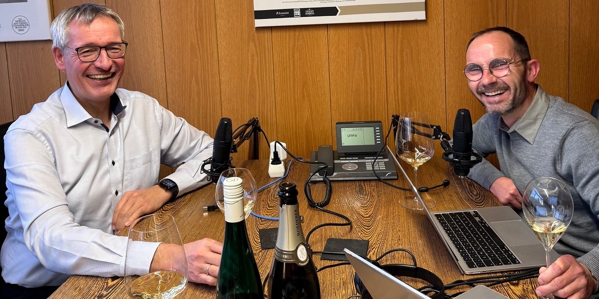 podcast, duo, studio, mikrofone, weinglas