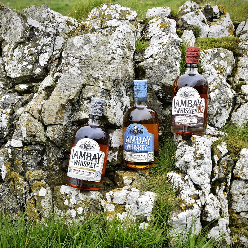 Whiskey, Irish whiskey, Steinwand? no, Stone wall, Glasflasche