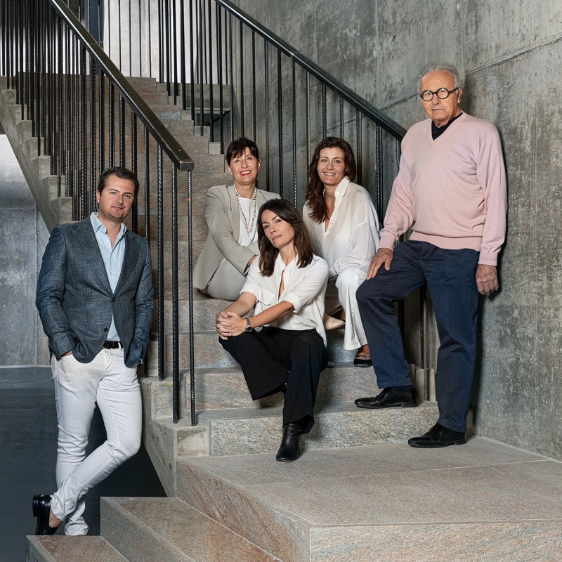 Geschäftskleidung, Gruppenfoto, Treppen, Beton-Innenraum, Lederschuhe