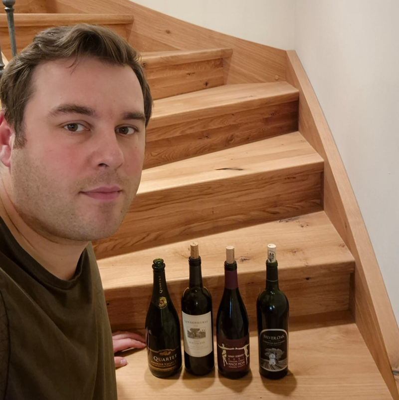person, Weinflaschen, holztreppe, Selfie, Indoor-Umgebung