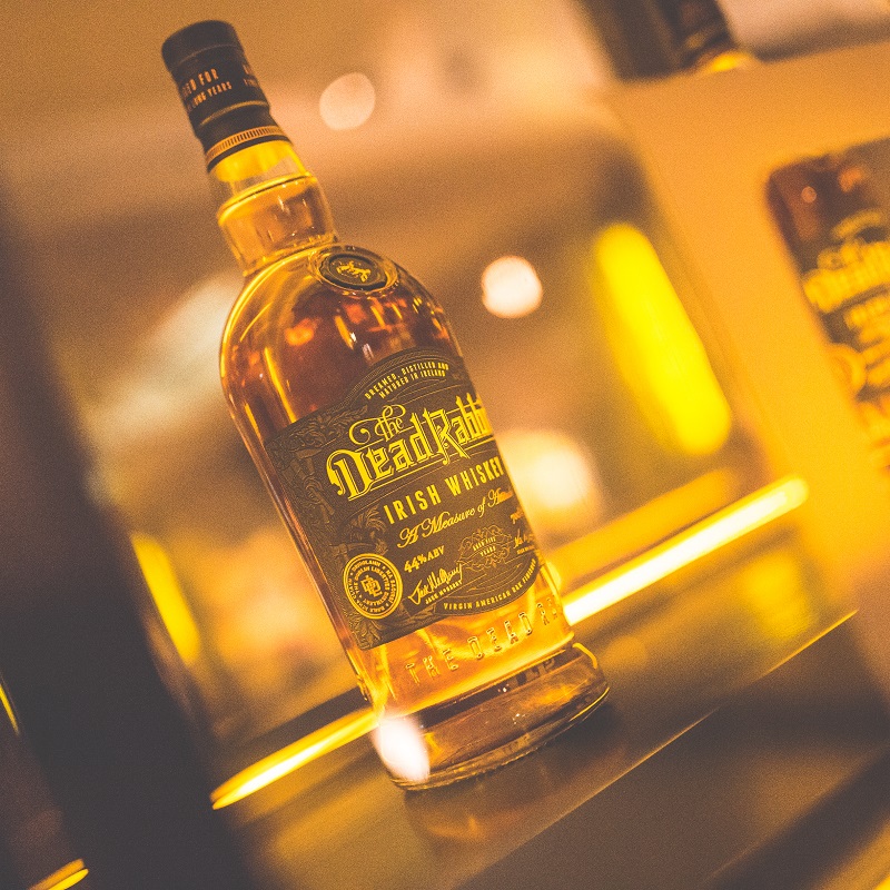 Irish Whiskey, Flasche, dunkles Etikett, Glasflasche, Alkohol
