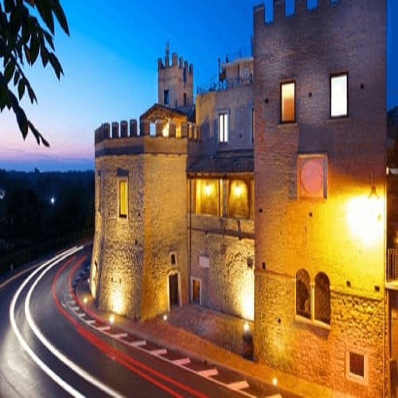 Burg, Steinmauern, Nachtbeleuchtung, historisches Gebäude, Burgturm