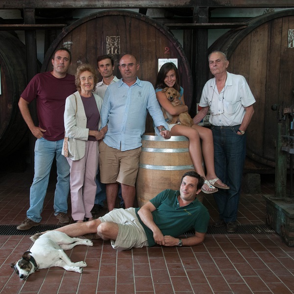 family, gruppe, hund, hundes, weinfass, weinkeller, holzfässer, veranstaltung, casual