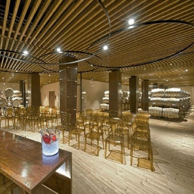 Veranstaltungsraum, Holzdecke, Goldene Stühle, Lagerregale, Barbereich