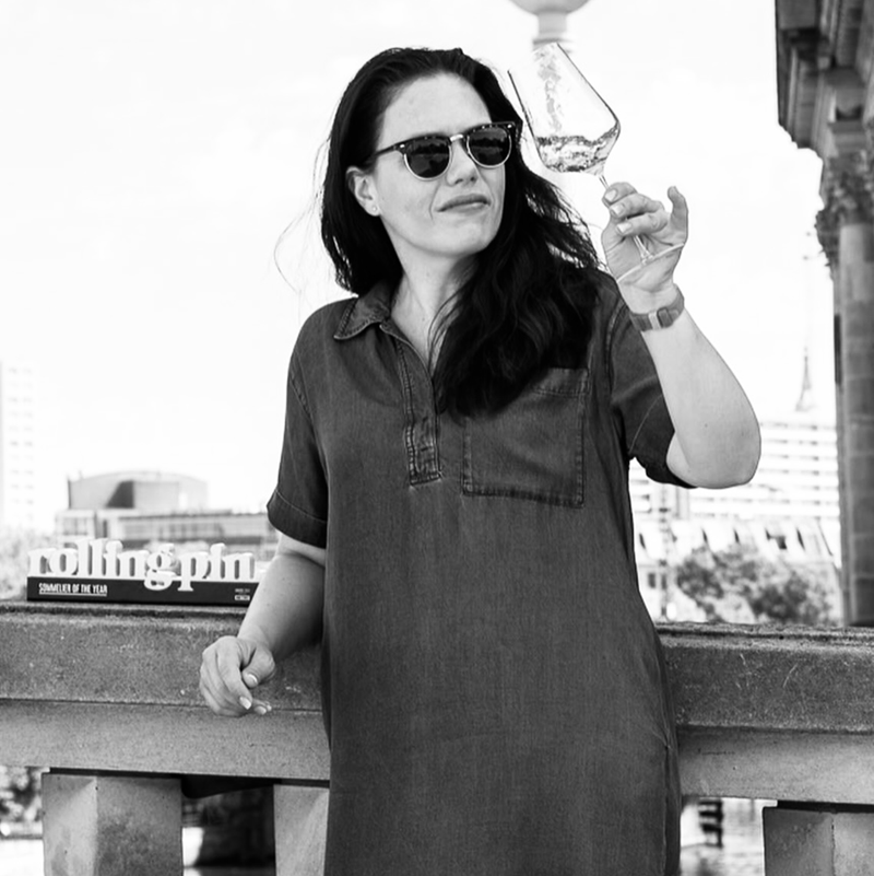 Sonnenbrille, Damen-Top, Jeans-Shirt, Armbanduhr, Wein Glas