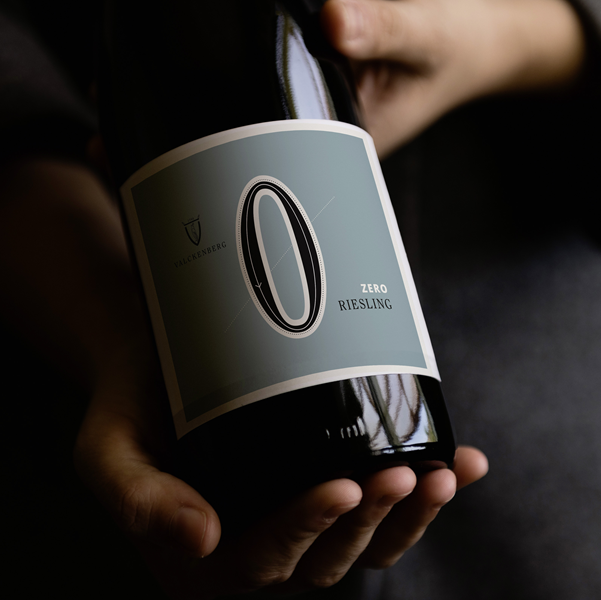 Weinflasche, Zero Riesling, Riesling, Weinflasche dunkel, Etikett grau