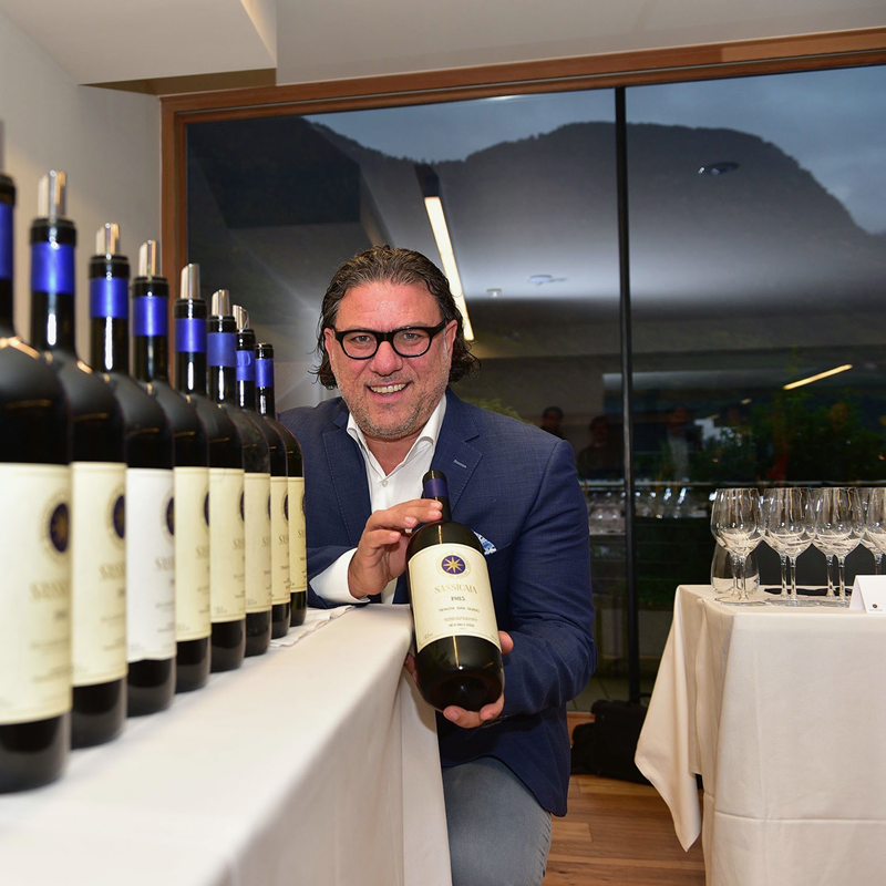 Weinflasche, Weinverkostung, Weinprobe, Flasche-öffnen, Mann mit Brille