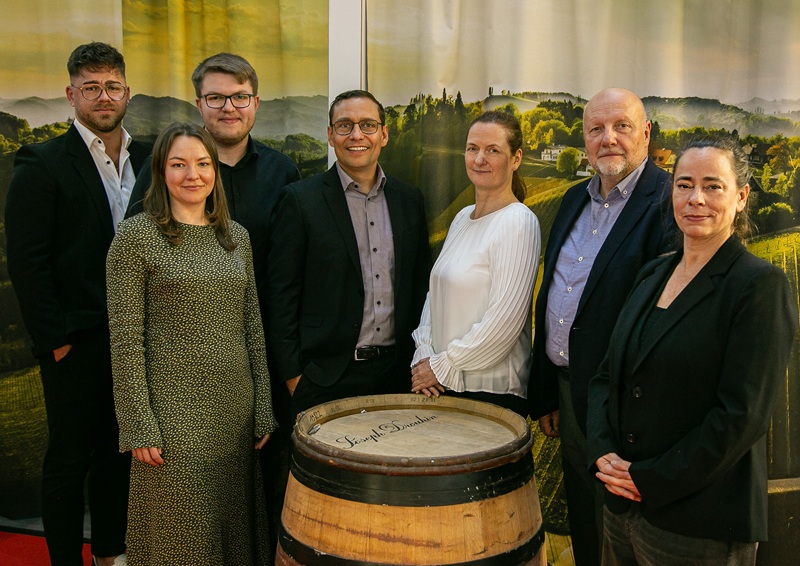 Gruppenporträt, Büropersonal, Geschäftskleidung, Weinfass, Weinberg-Hintergrund