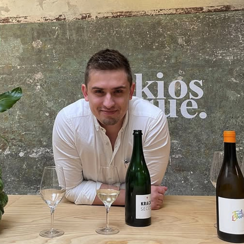 Weingläser, Weinflasche, männliche Person, weißes Hemd, Weinprobe