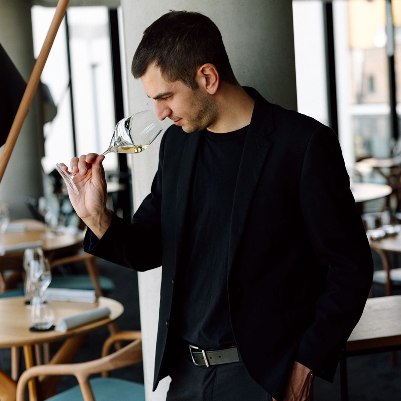 Weinprobe, Weinglas, Glasweißwein, Mann, Business-Casual