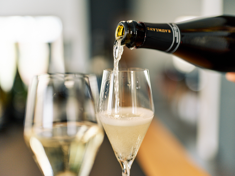 Sekt, Wein-Glas, Champagnerglas, Birnenform, Korbflasche?