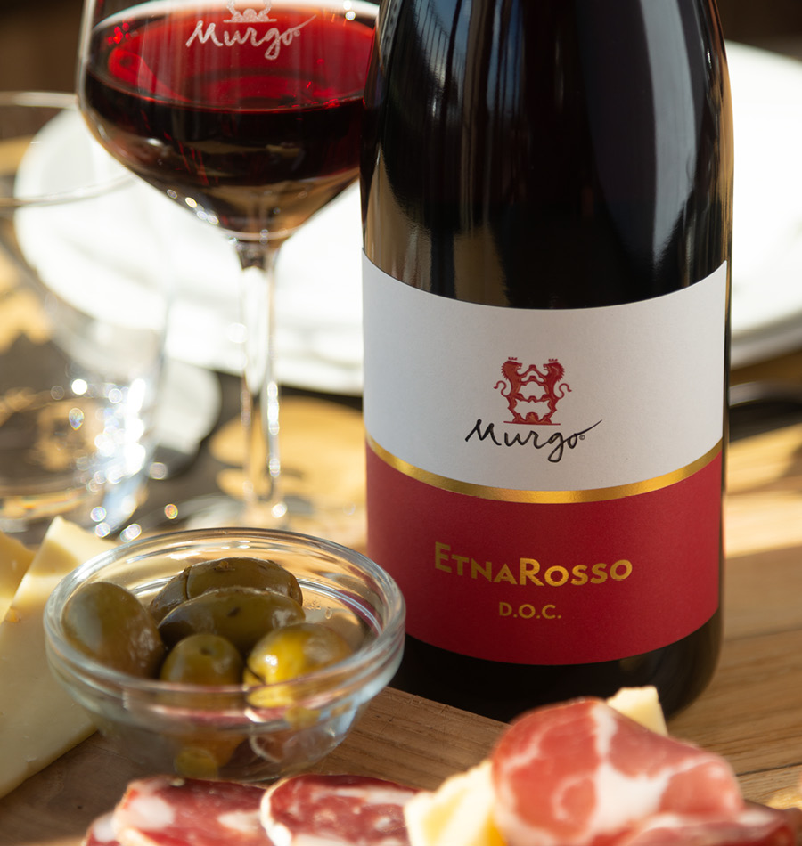 weinglas, weinflasche, rotwein, oliven, käse